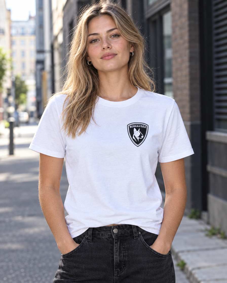 Benhauser Herkunft - Frau weisses Shirt Street Style