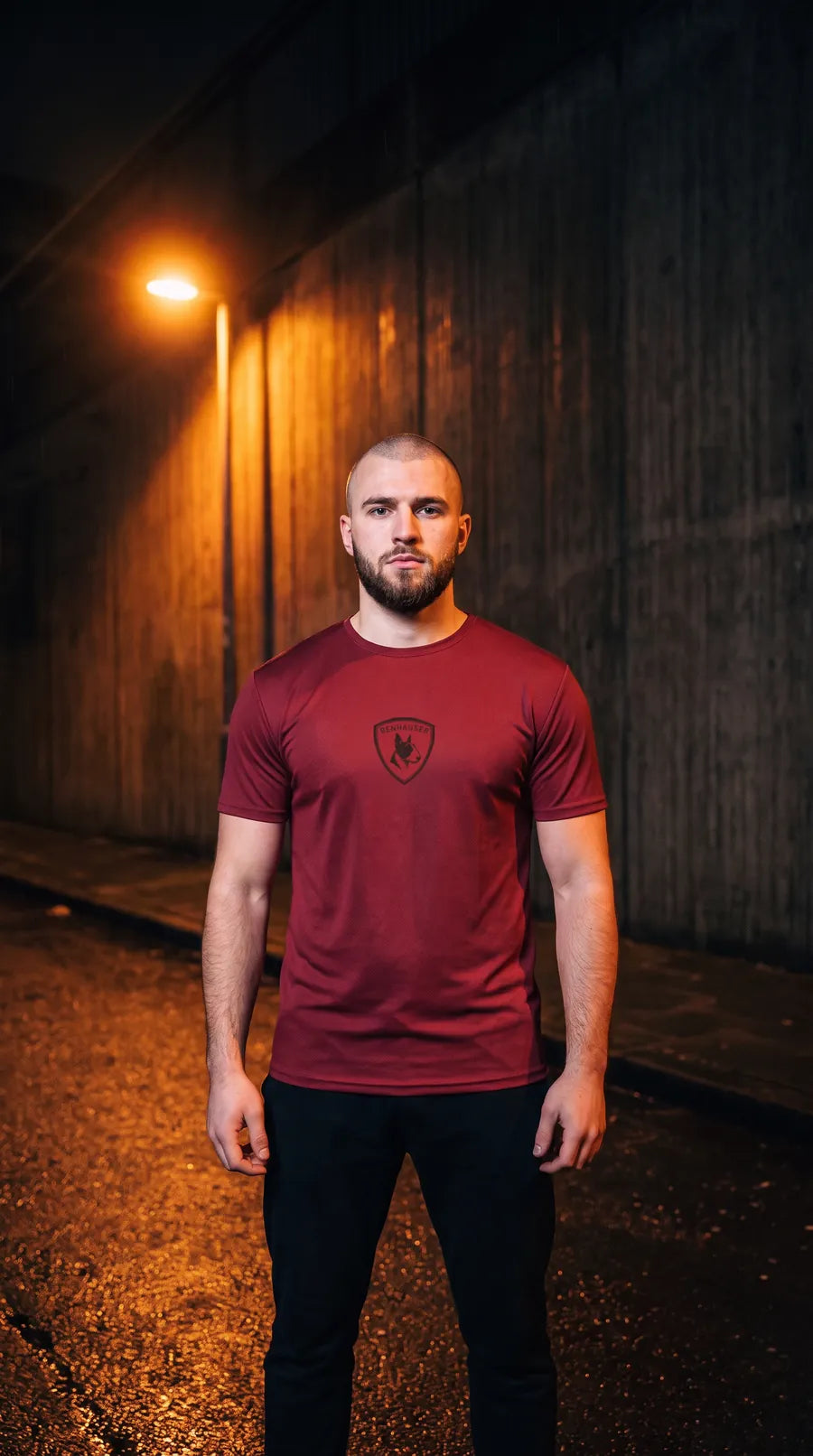 Mann im roten Benhauser Classic T-Shirt in einer Unterführung